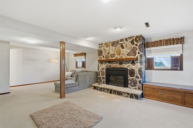 709 Arrowhead Lane NE, Cedar Rapids, IA 52402