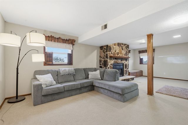 709 Arrowhead Lane NE, Cedar Rapids, IA 52402