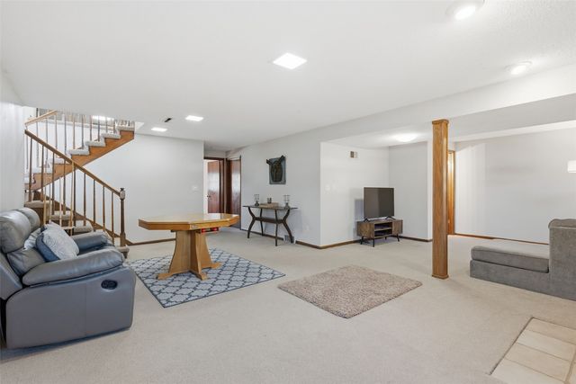 709 Arrowhead Lane NE, Cedar Rapids, IA 52402