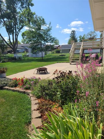 709 Arrowhead Lane NE, Cedar Rapids, IA 52402