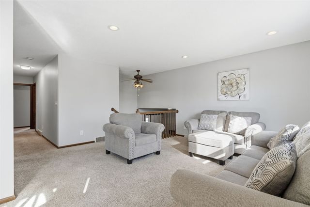 709 Arrowhead Lane NE, Cedar Rapids, IA 52402