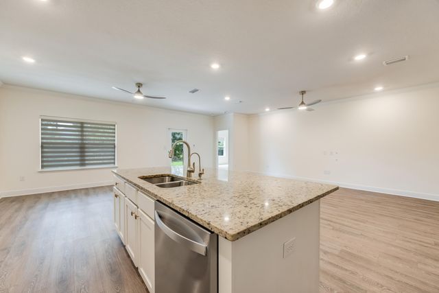 121 Lightning Bug Lane, Freeport, FL 32439