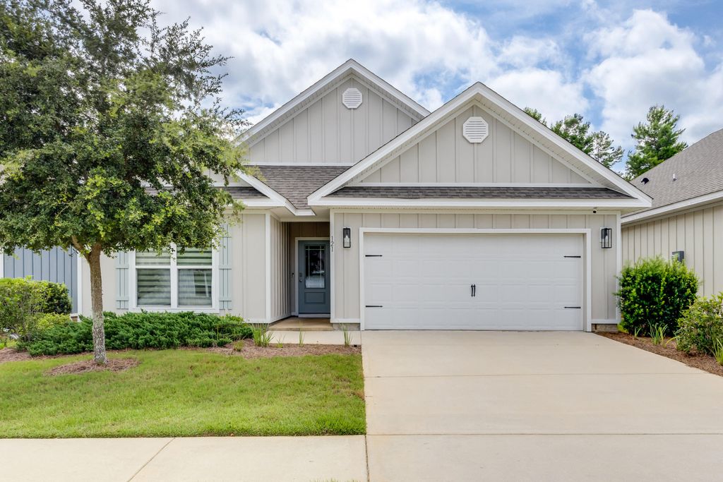 121 Lightning Bug Lane, Freeport, FL 32439