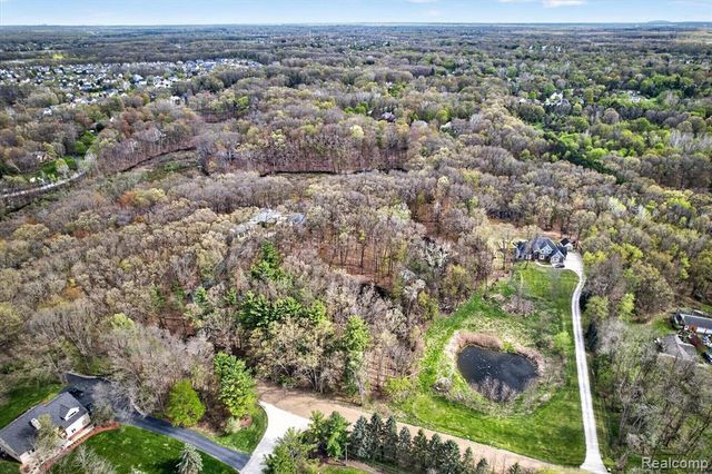 6944 Cooley Lake Road, White Lake, MI 48383