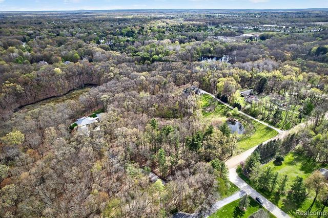 6944 Cooley Lake Road, White Lake, MI 48383