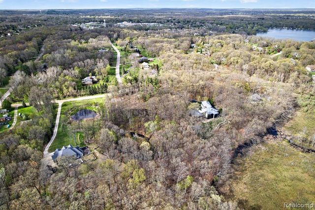 6944 Cooley Lake Road, White Lake, MI 48383