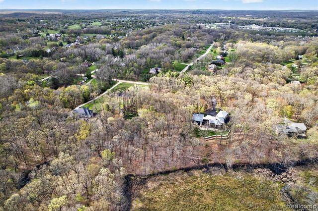 6944 Cooley Lake Road, White Lake, MI 48383