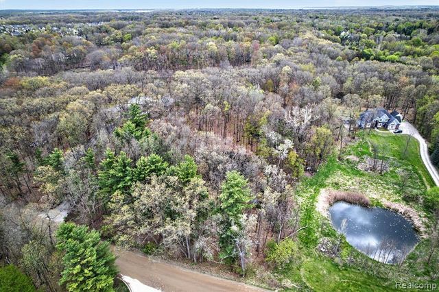 6944 Cooley Lake Road, White Lake, MI 48383