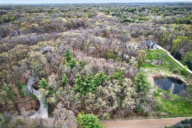 6944 Cooley Lake Road, White Lake, MI 48383