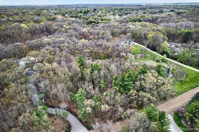 6944 Cooley Lake Road, White Lake, MI 48383