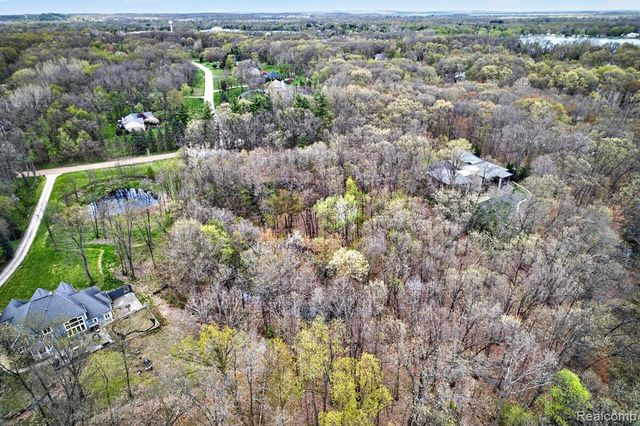 6944 Cooley Lake Road, White Lake, MI 48383