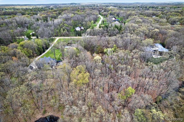 6944 Cooley Lake Road, White Lake, MI 48383