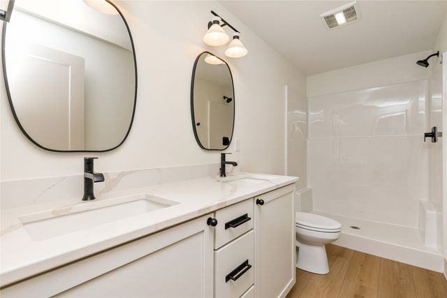 1348 S Auburn Place, West Des Moines, IA 50266