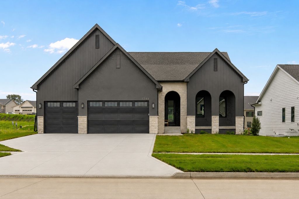 1348 S Auburn Place, West Des Moines, IA 50266