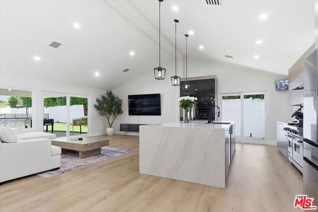 17211 Parthenia Street, Northridge, CA 91325