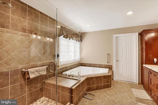 86 RITTENHOUSE CIR, Newtown, PA 18940