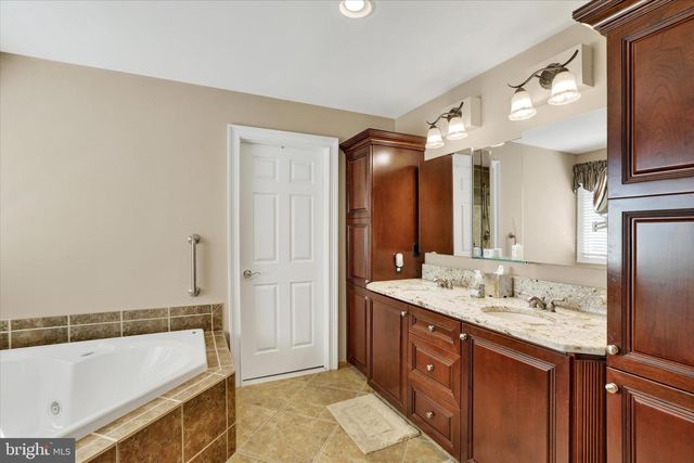 86 RITTENHOUSE CIR, Newtown, PA 18940