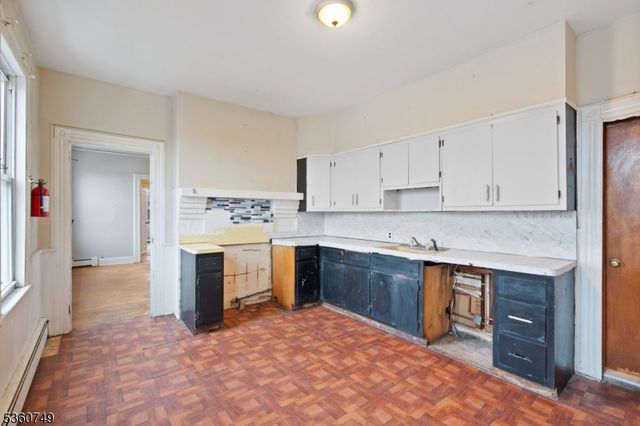 30 Geneva St, Elizabeth City, NJ 07206