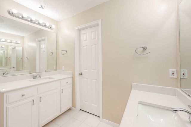 1385 El Camino Village Drive, Webster, TX 77058