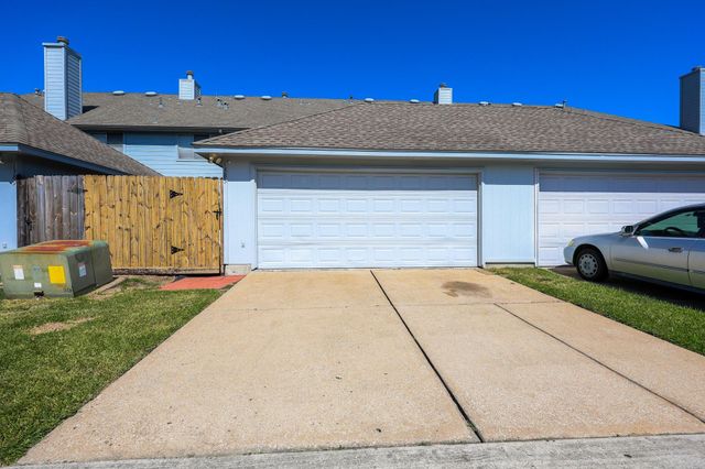 1385 El Camino Village Drive, Webster, TX 77058
