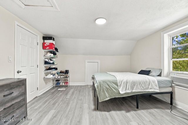 952 Palatka Rd, Louisville, KY 40214