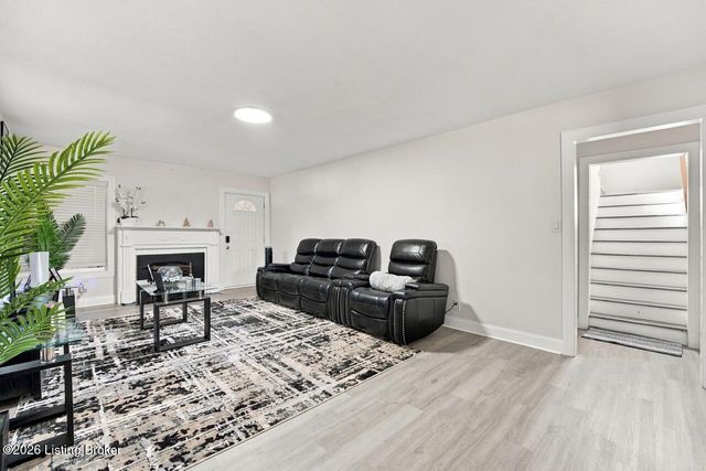 952 Palatka Rd, Louisville, KY 40214