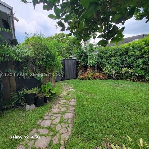132 Sparrow Dr B, Royal Palm Beach, FL 33411