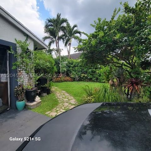 132 Sparrow Dr B, Royal Palm Beach, FL 33411