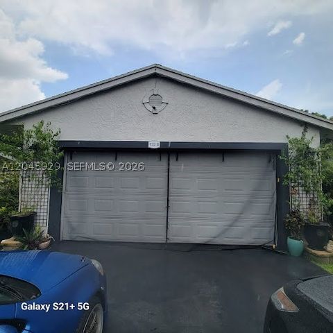 132 Sparrow Dr B, Royal Palm Beach, FL 33411