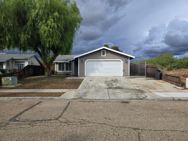 300 Old Town Drive, Tulare, CA 93274