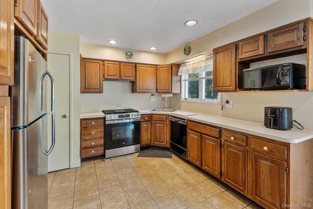 37 Grist Mill Lane, Halesite, NY 11743