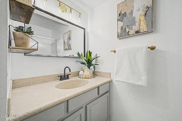 5865 E THOMAS Road, Scottsdale, AZ 85251