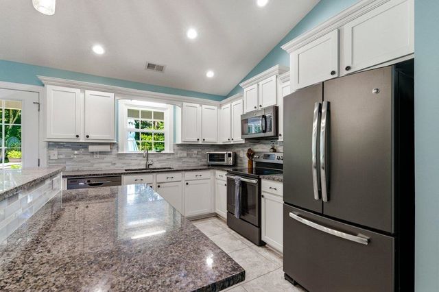 225 Fox Hunt Pl., Galivants Ferry, SC 29544