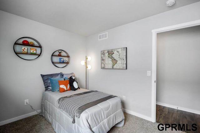 8006 N 113 Avenue, Omaha, NE 68142