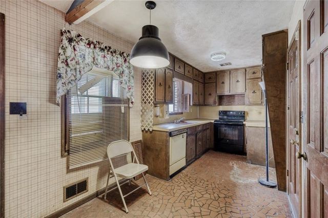 6655 Leisure Trail, Atlanta, GA 30349