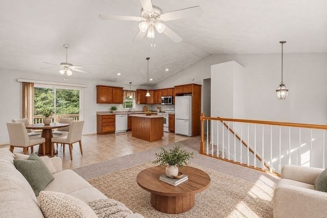 190 Winthrop St, Rehoboth, MA 02769