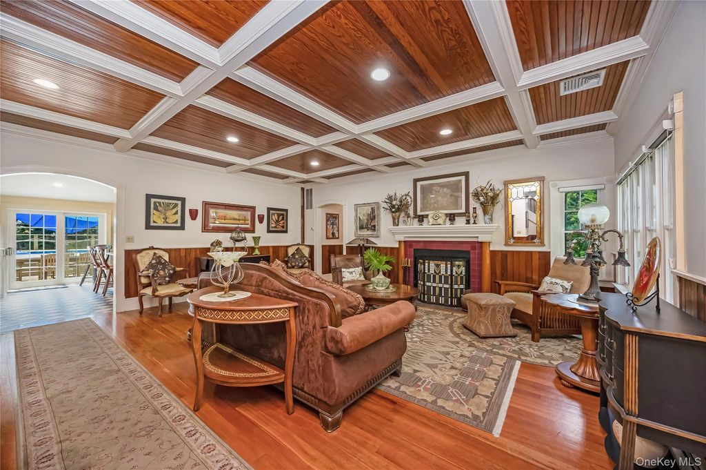 14 Danes Street, Blue Point, NY 11715