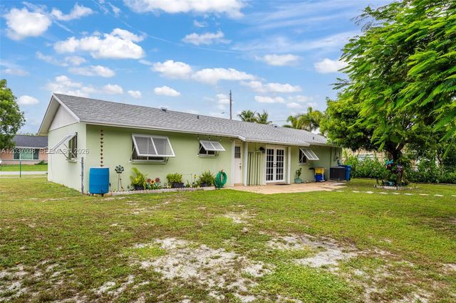 516 S 13th Ct, Lantana, FL 33462