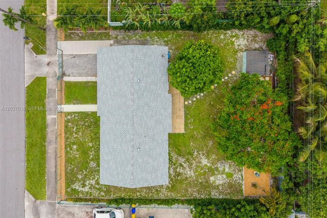 516 S 13th Ct, Lantana, FL 33462
