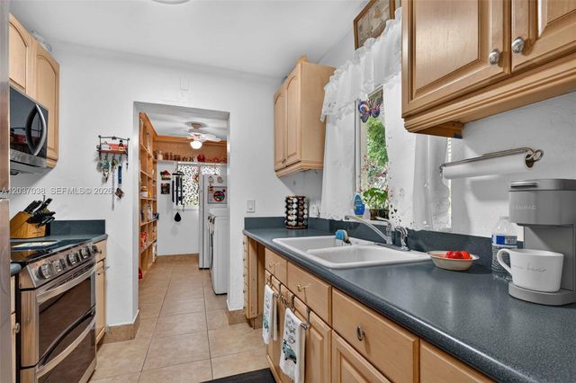 516 S 13th Ct, Lantana, FL 33462