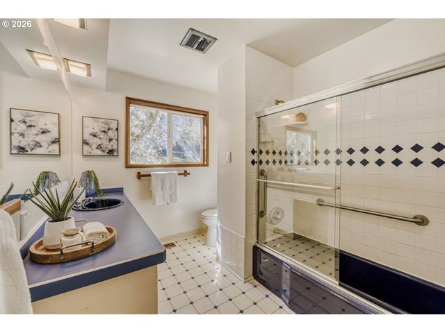 5767 TERRACE Dr, West Linn, OR 97068