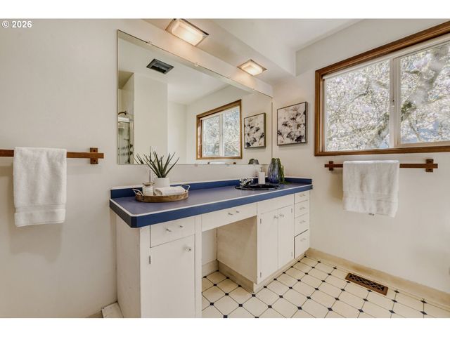 5767 TERRACE Dr, West Linn, OR 97068