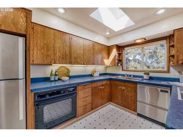 5767 TERRACE Dr, West Linn, OR 97068