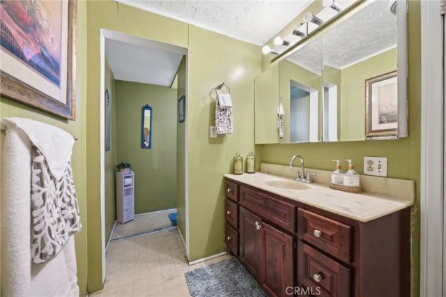 123 E 65th Street, Los Angeles, CA 90003