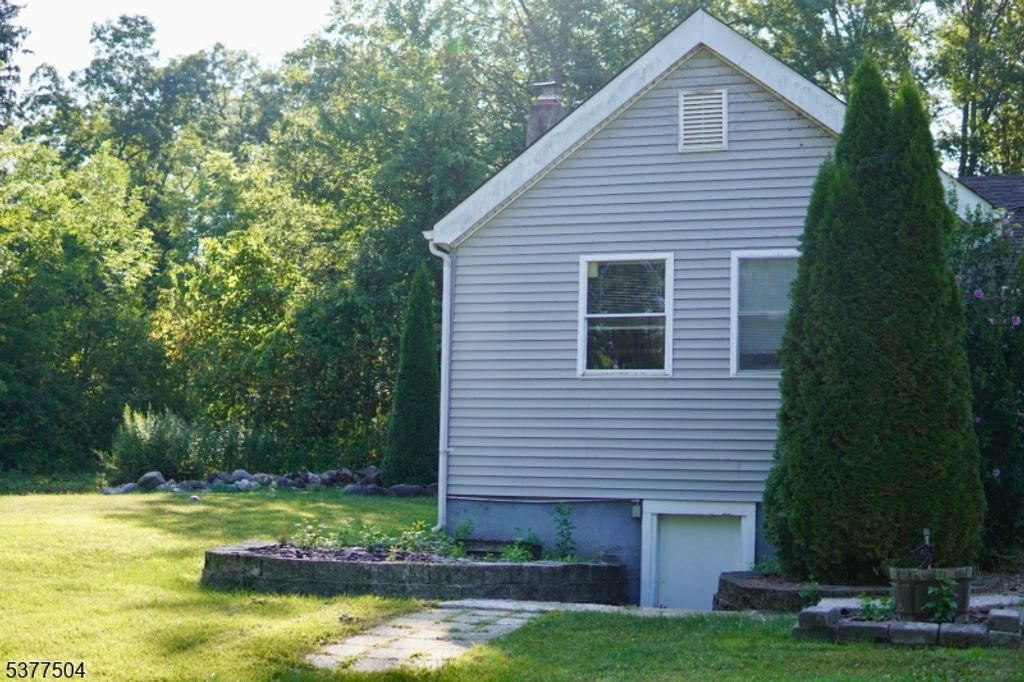 Image 2 of property listing at 11 Perry Trl, Frankford Twp., NJ 07826