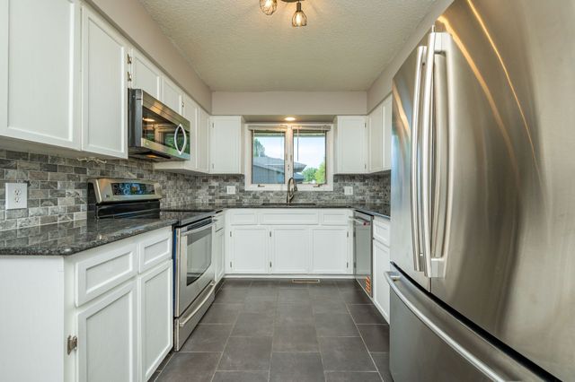 8002 Alpine Drive, Urbandale, IA 50322