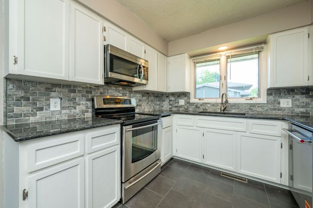 8002 Alpine Drive, Urbandale, IA 50322