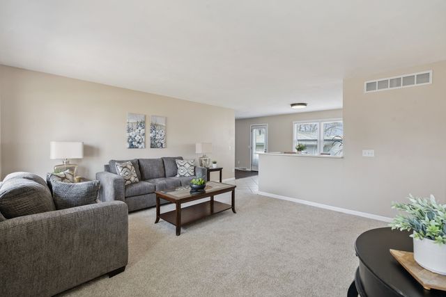 205 Park Lane Circle, Eldridge, IA 52748