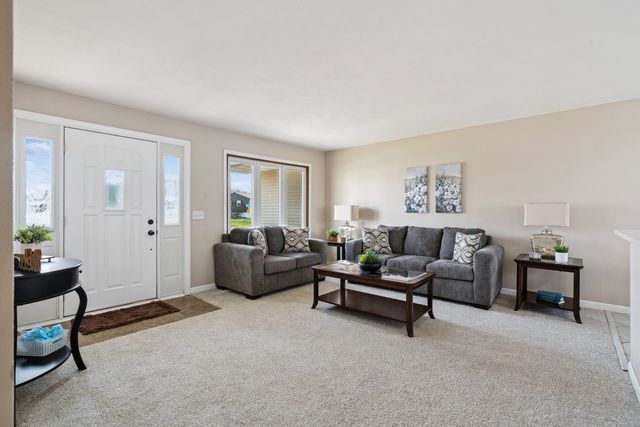 205 Park Lane Circle, Eldridge, IA 52748