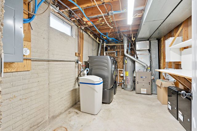 205 Park Lane Circle, Eldridge, IA 52748